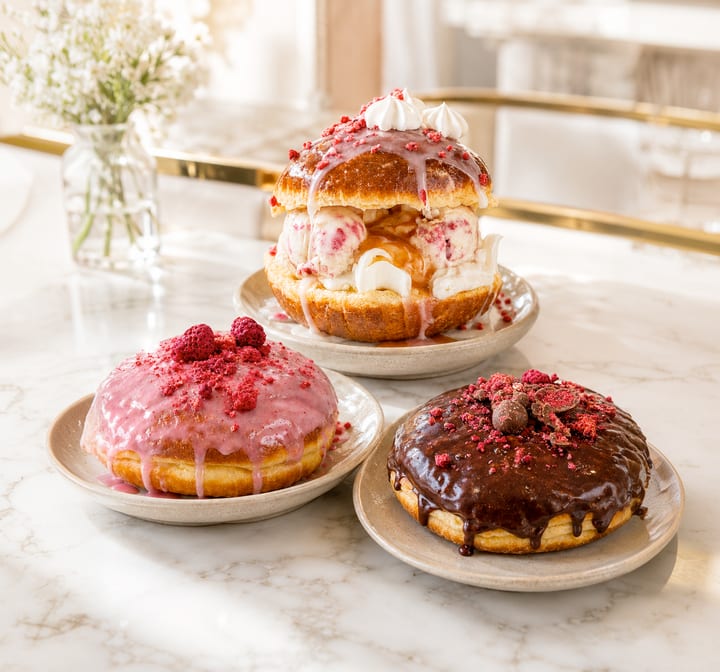 Świeże pączki i desery na talerzach